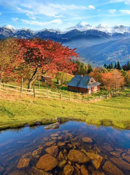 Hermoso paisaje con piedras en el lago y cabaña en el autum —  Fotos de Stock