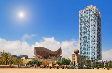 Barcelona, İspanya - Ağustos 12: hotel arts ve mapfre Kulesi ve pe