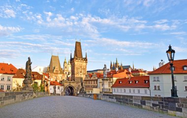 Büyülü görünümüne Old Town, Prague, Çek Re Charles Bridge