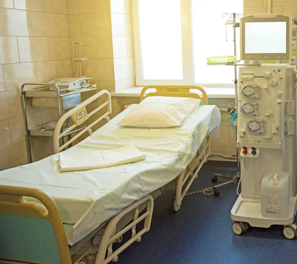 Cama médica moderna y un dispositivo especial en el hospital moderno o — Foto de Stock