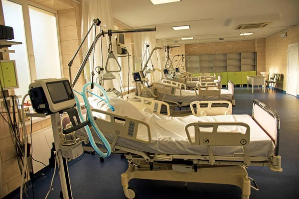 Modern medical bed and a special device in the modern ward of re — Stock Photo, Image