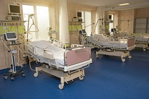 以现代医疗病床为伤员和模式的复苏病房 — 图库照片