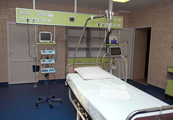 Cama médica moderna y un dispositivo especial en el hospital moderno o —  Fotos de Stock