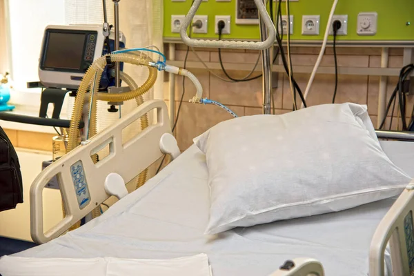 Almohada en una cama médica moderna y un dispositivo especial en el moder — Foto de Stock