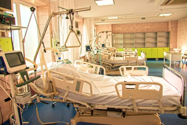 현대 의료 침대와 현대 병원 오에 특별 한 장치 — 스톡 사진