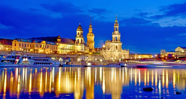 Vacker utsikt över gamla Dresden över floden Elbe i eveni — Stockfoto