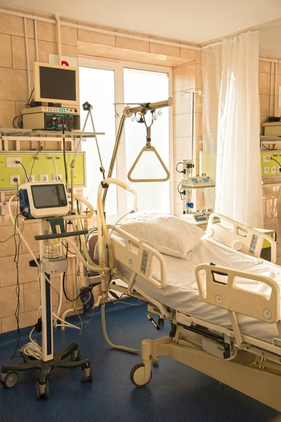 Cama médica moderna y un dispositivo especial en el hospital moderno o Imagen De Stock