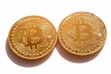 Beyaz bir arka plan üzerinde iki bitcoins
