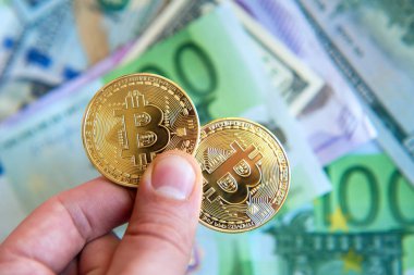 dolar ve euro faturaları (Investme üzerinde elinde iki bitcoins
