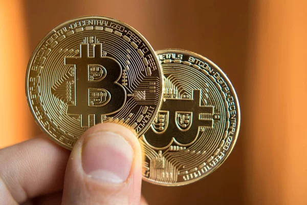 Två bitcoins i hand (investeringar, jagaändringen, rise, minskad, — Stockfoto