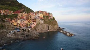 Cinque Terre, Liguria, İtalya, Europe Manarola sahilinde kayada bir teknede deniz ve parlak renkli evleri, güzel yatay çekici