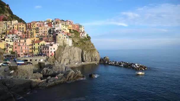 สวยงามท อในทะเลและบ านส สดใสบนห นบนชายฝ งทะเลของ Manarola Cinque Terre Liguria — วีดีโอสต็อก