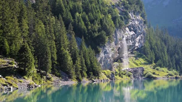 Απίστευτο Τοπίο Καταρράκτη Κοντά Oeschinensee Στις Ελβετικές Άλπεις Ευρώπη — Αρχείο Βίντεο