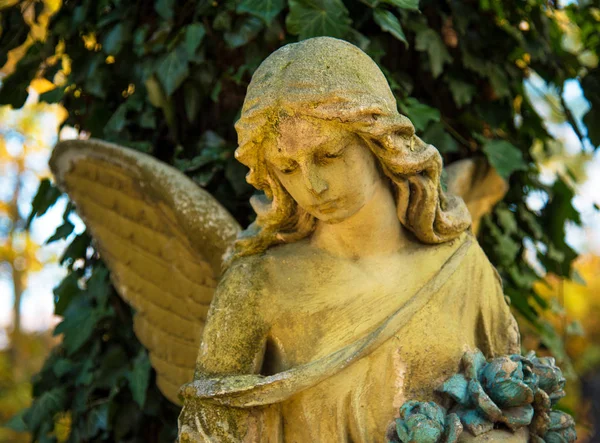 Figurera av en ängel i symbol för kärlek, osynliga krafter, — Stockfoto