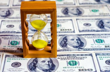 Kum saati, kendi iş tarafından sermaye yaratma bir sembolü olarak ABD Doları cinsinden olduğunu