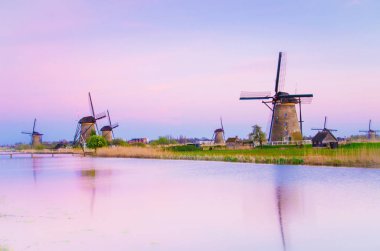 Yel değirmenleri şafak nehir doğal, Hollanda, Avrupa'nın üzerinde sihirli resmi.