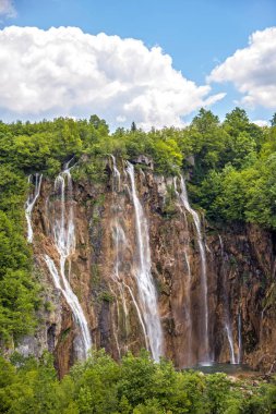 Hırvatistan 'ın Plitvice kentinde şelalesi olan inanılmaz güzellikte büyüleyici bir manzara (uyum meditasyonu, anti-stres - konsept)