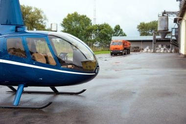 Helikopter ve kamyon un Ambarla yakın: