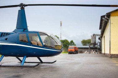 Helikopter ve kamyon un Ambarla yakın: