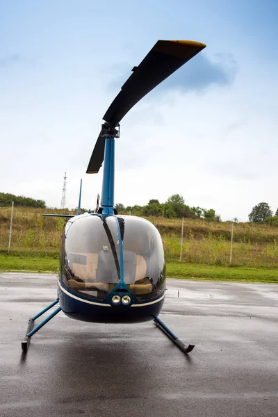 Helicóptero azul cerca del campo — Foto de Stock