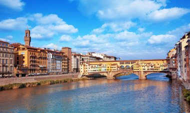 Güzel şehir manzaralı ünlü Ortaçağ taş köprü Ponte 