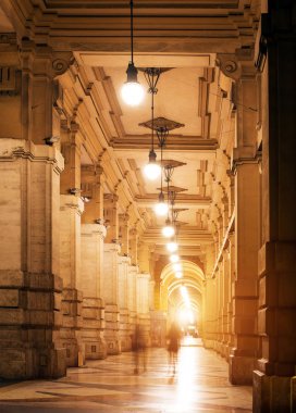 Işıklar ile aydınlatılmış bir ortaçağ kemer siluetleri mistik soyut görünümü