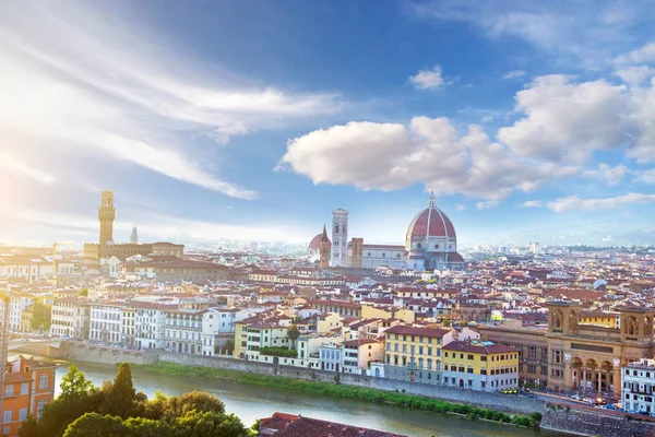 Een fantastisch panoramisch uitzicht over Florence van Michelangelo plein. — Stockfoto