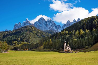 Güzel manzara Santa Magdalena Vadisi, İtalya, Avrupa, Dolomites bir kilise ile