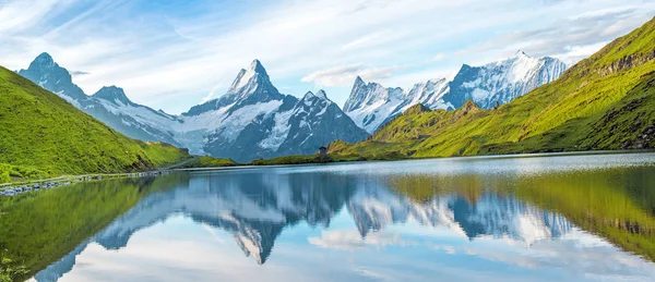 Bir büyülü panorama, yatay, İsviçre Alpleri'nde, Europe dağlarda bir göl. Wetterhorn, Schreckhorn, Finsteraarhorn et Bachsee. (gevşeme, uyum, Anti-stres - kavram). 