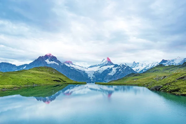 Bonito paisaje al amanecer sobre el lago en los Alpes suizos, Europ —  Fotos de Stock
