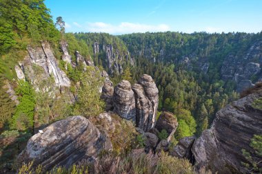 Rathen, Almanya, Avrupa yakınlarındaki kayalıklı mistik manzara (Sachsische Schweiz)