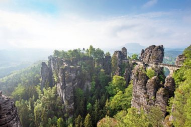 Rathen, Almanya, Avrupa yakınlarındaki kayalıklı mistik manzara (Sachsische Schweiz)