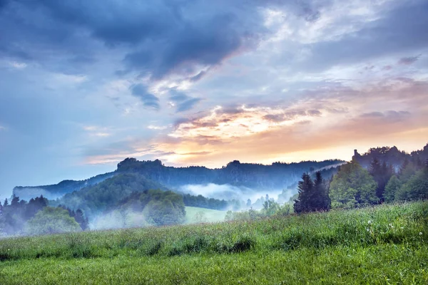 Мистический пейзаж с рассветом и утренним туманом в горах — стоковое фото