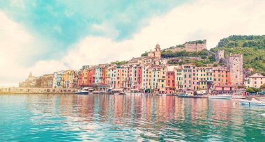 Limanın büyülü manzarası Porto Venere, İtalya, Liguria 'da renkli evlerle dolu.