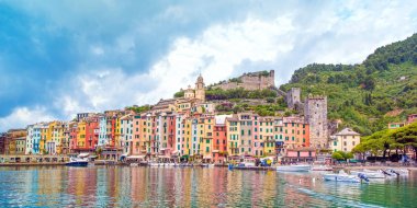 Limanın büyülü manzarası Porto Venere, İtalya, Liguria 'da renkli evlerle dolu.