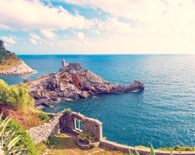 Deniz ve Gotik kilise o bakan büyüleyici, güzel görünüm