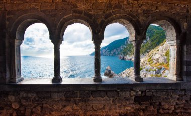 büyülü Deniz Manzaralı aracılığıyla Kalesi ve Gotik Kilisesi, St. evde beslenen hayvan