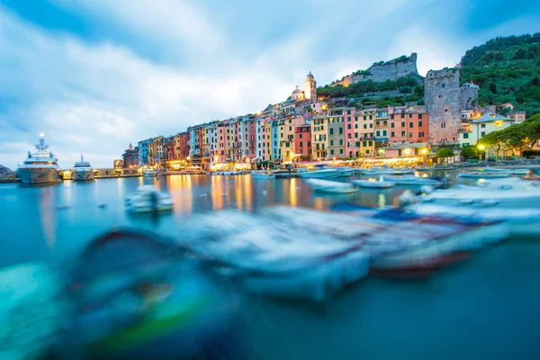 Paisaje místico del puerto con casas coloridas en los barcos — Foto de Stock