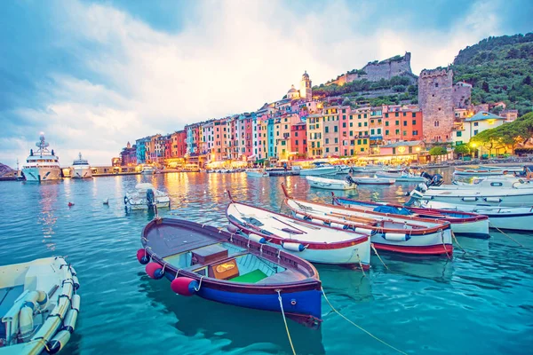 Paisaje místico del puerto con casas coloridas en los barcos — Foto de Stock