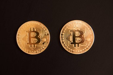 Bitcoins siyah bir arka plan dijital para ve mali işlemlerin internet artan rolü soyut bir sembolü olarak (ders, exchange, ticaret, daire - kavram)