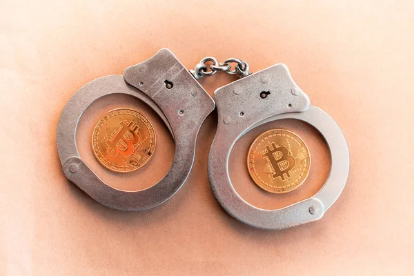 Bitcoins Und Handschellen Als Abstraktes Symbol Des Verbrechens Das Kryptographie — Stockfoto