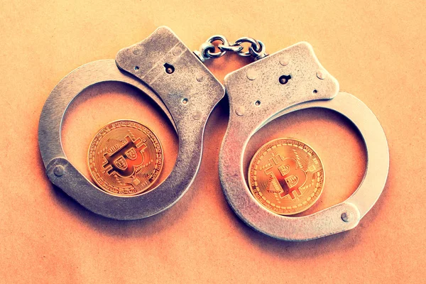 Bitcoins Und Handschellen Als Abstraktes Symbol Des Verbrechens Das Kryptographie — Stockfoto