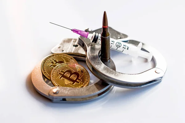 Bitcoins Eine Kugel Eine Spritze Und Handschellen Als Abstraktes Symbol — Stockfoto