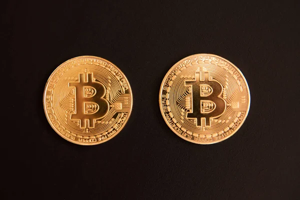 Bitcoins Svart Bakgrund Som Abstrakt Symbol För Den Växande Rollen — Stockfoto