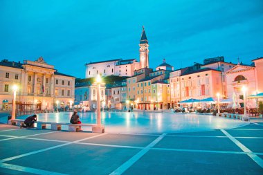 Porec, Hırvatistan Turizm Merkezi, fener ışığında eski Saat Kulesi ile merkezi kare şehrin güzel sahne.