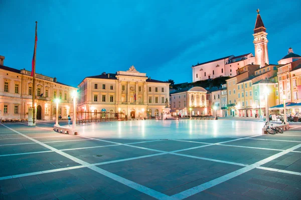 Porec, Hırvatistan Turizm Merkezi, fener ışığında eski Saat Kulesi ile merkezi kare şehrin güzel sahne.