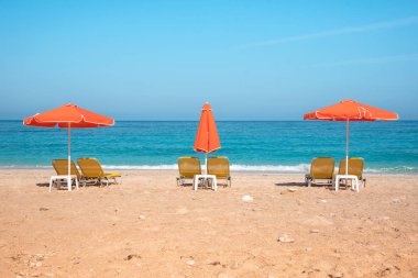 Şezlonglar ve s portakal şemsiye ile soyut resim