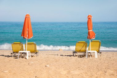 Şezlonglar ve s portakal şemsiye ile soyut resim