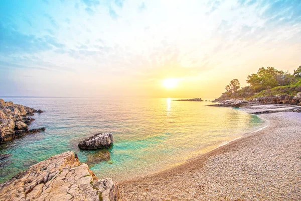 Fabuloso hermoso paisaje mágico con piedra al amanecer en Bataria — Foto de Stock