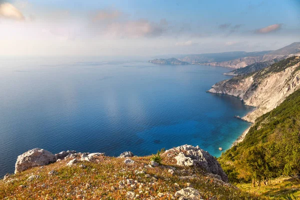美丽的风景与岩石海岸的爱奥尼亚海 ne — 图库照片